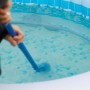 Planet Spa Bodensauger im Einsatz zur Reinigung eines Whirlpools.