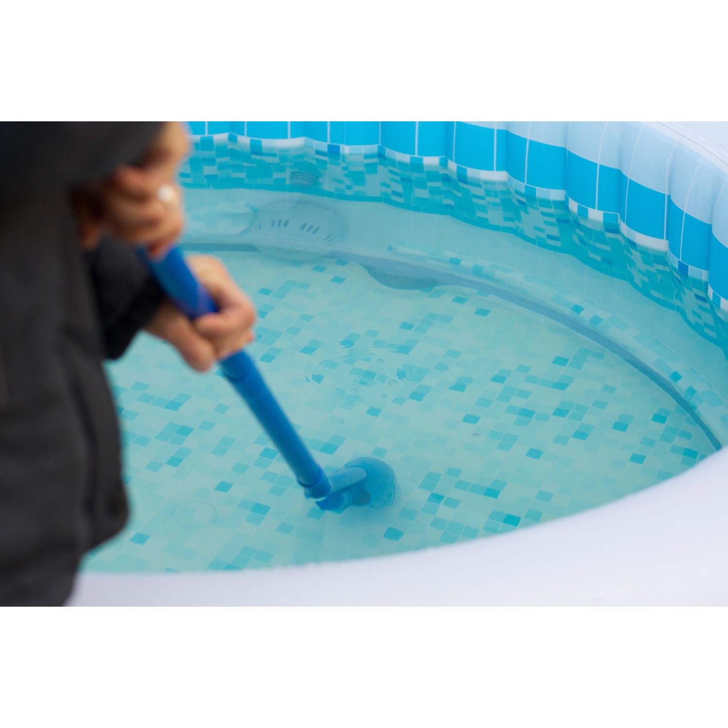 Planet Spa Bodensauger im Einsatz zur Reinigung eines Whirlpools.