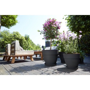 Anthrazitfarbener Elho Blumentopf Vibia Campana (Ø 55 cm) mit Bepflanzung auf einer Terrasse.