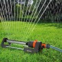 Gardena Viereckregner Aqua M beim Bewässern einer Rasenfläche.