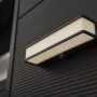 Moderne, anthrazitfarbene Lutec Solar-LED-Wandleuchte Doblo, 35 cm breit, für den Außenbereich.