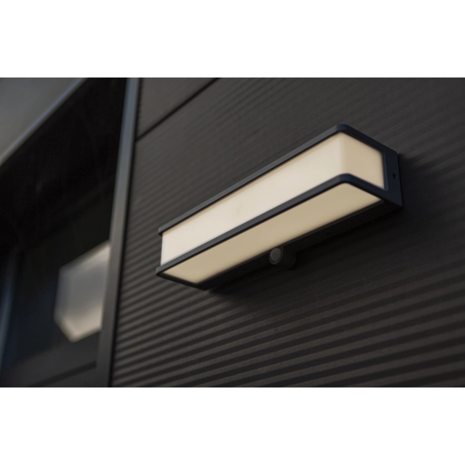 Moderne, anthrazitfarbene Lutec Solar-LED-Wandleuchte Doblo, 35 cm breit, für den Außenbereich.