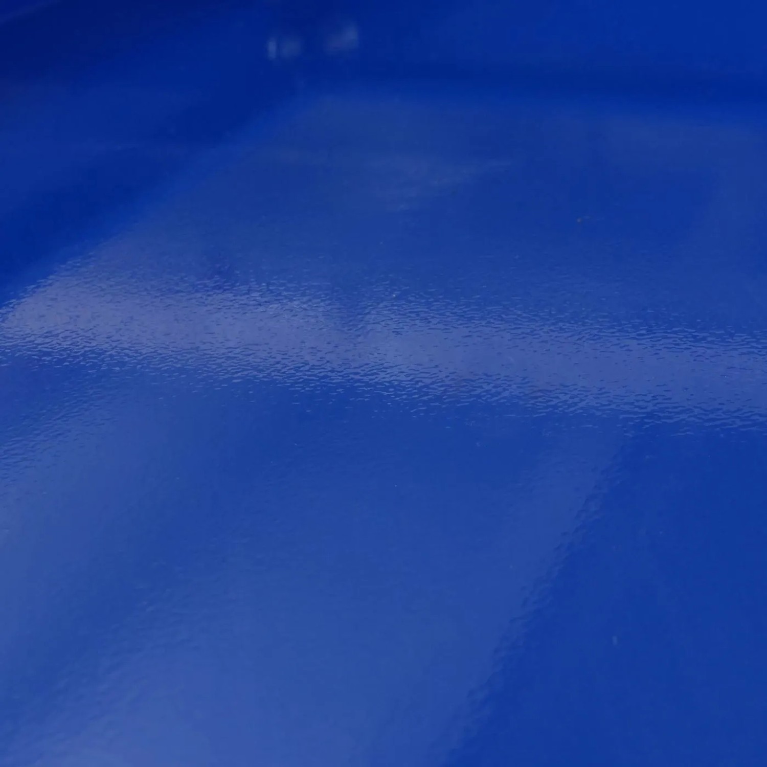Glänzende blaue Stahloberfläche des PROREGAL Werkzeugwagens.