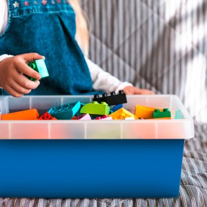 Petrolblaue Venilia Klebefolie (45x200cm) in Anwendung mit Spielzeugsteinen.