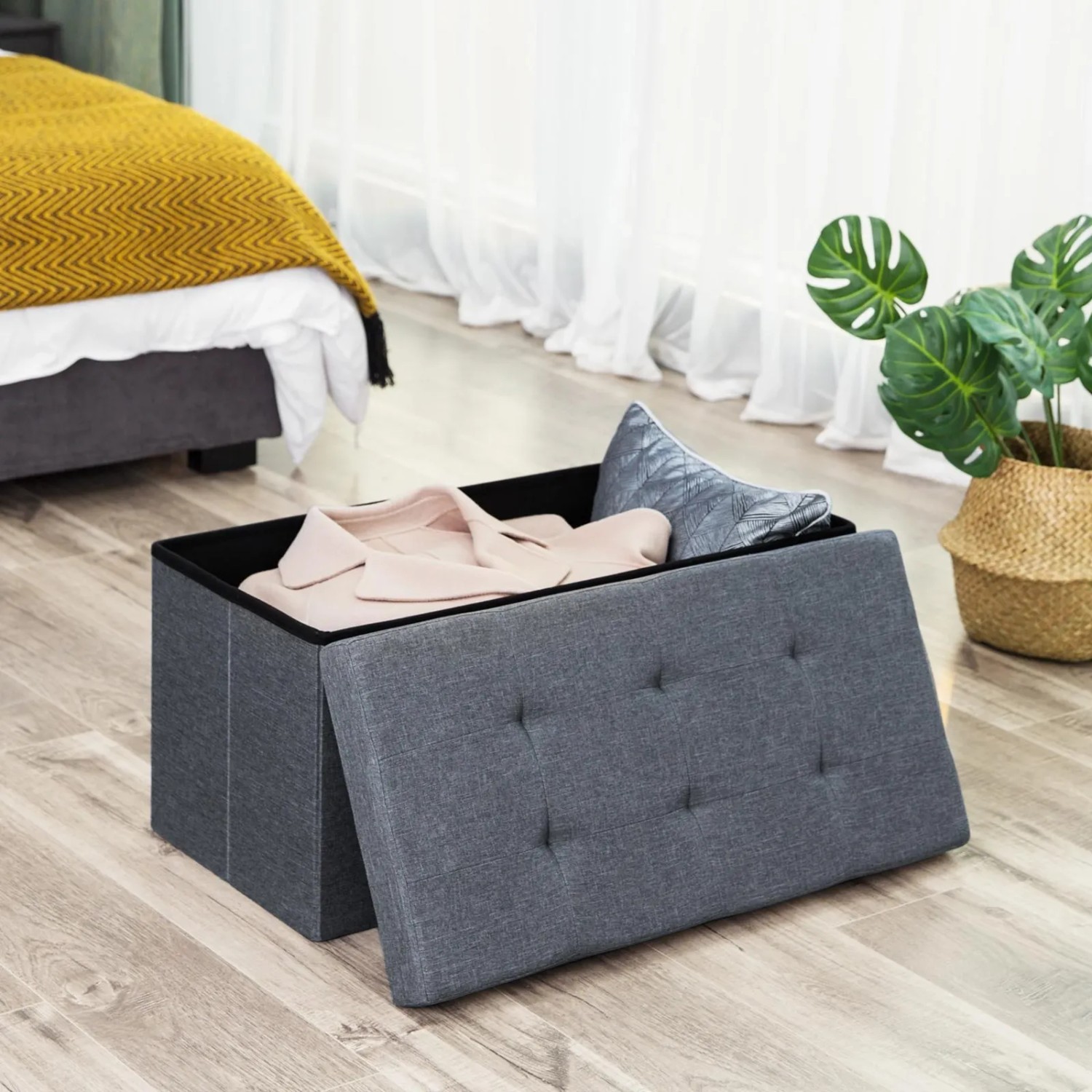 Offene, dunkelgraue Songmics Schuhbank mit Stauraum, Textilbezug und Knöpfen.