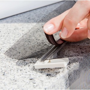 Detailaufnahme: Windhager Magnetfenster Insektenschutz, weiße Rahmen, einfache Montage.