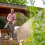 Mann reinigt Treppe mit Kärcher Hochdruckreiniger K 7 Comfort Premium eco!Booster.