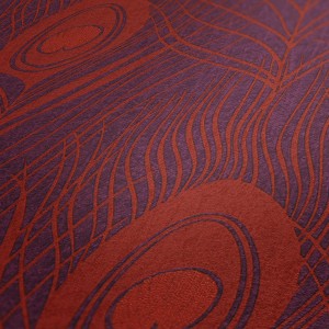 Detailansicht der roten Tadessi Vliestapete Boho Chic mit Ethno-Federmuster.