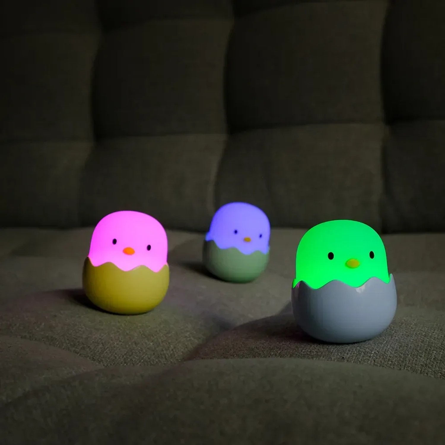 Drei MegaLight LED-Nachtlichter Baby Eggy in Gelb, Grün und Blau mit Dimmfunktion.