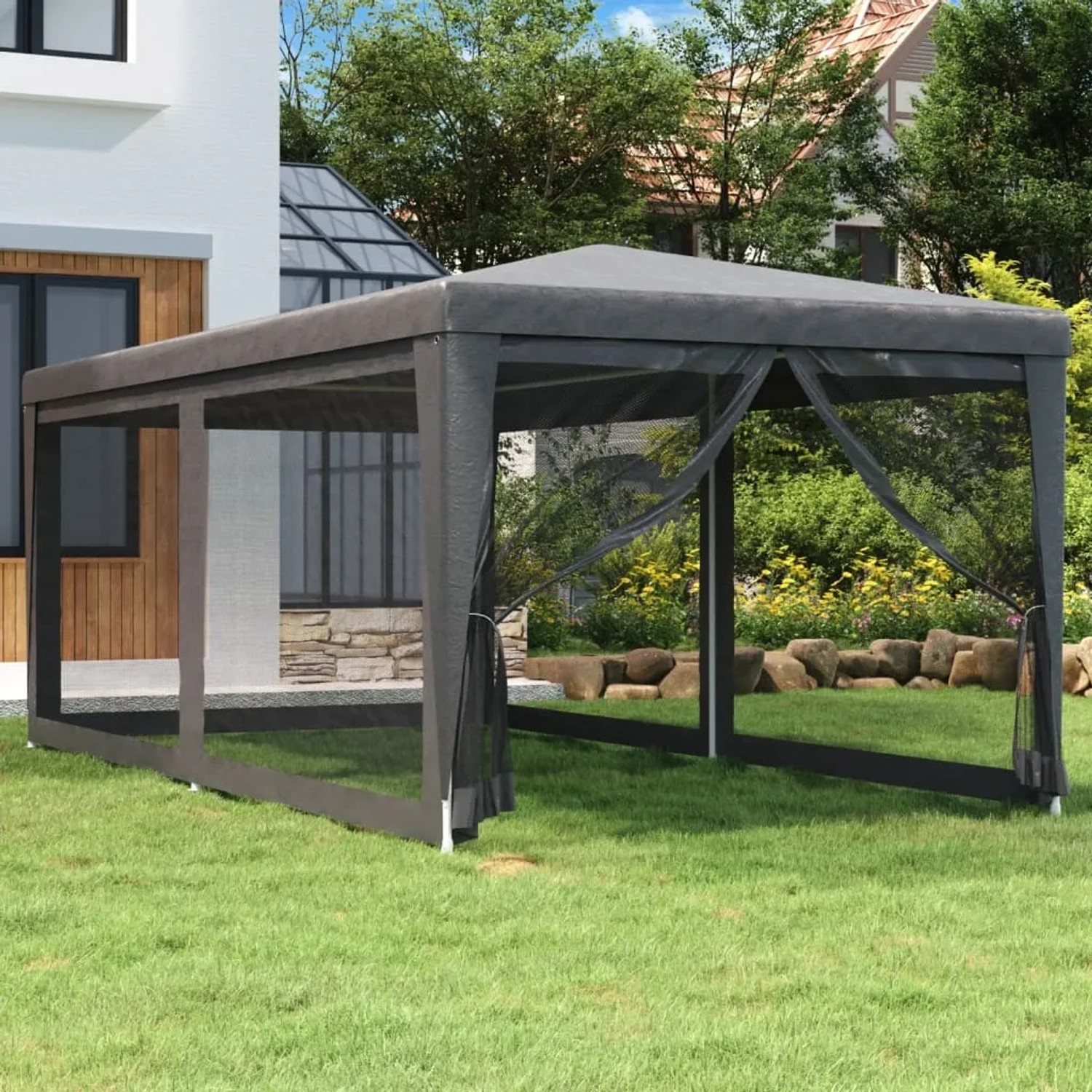 Anthrazitfarbenes Partyzelt 3x6 m mit Mesh-Seitenwänden im Garten.