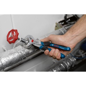 Bosch Professional Wasserpumpenzange (250 mm) im Einsatz an einem Rohr mit rotem Ventil.