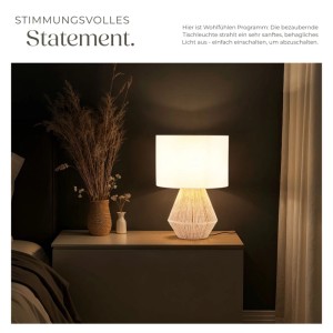 Tischleuchte Lignea Lux im Boho-Stil mit Jute-Sockel und weißem Stoffschirm, spendet warmes Licht.