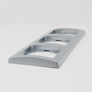 ChiliTec DELPHI 3-fach Rahmen in Silber für Schalterprogramme, Detailansicht.