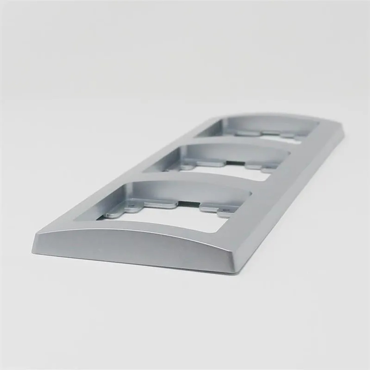 ChiliTec DELPHI 3-fach Rahmen in Silber für Schalterprogramme, Detailansicht.