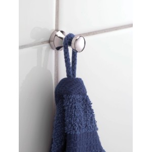 Wenko Wandhaken Basic, verchromt, mit blauem Handtuch an weißer Wand.