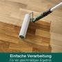Auftragen von mattem Hartwachsöl mit Farbroller auf Holzboden. Bona Holz-Öl für Schutz und Pflege.