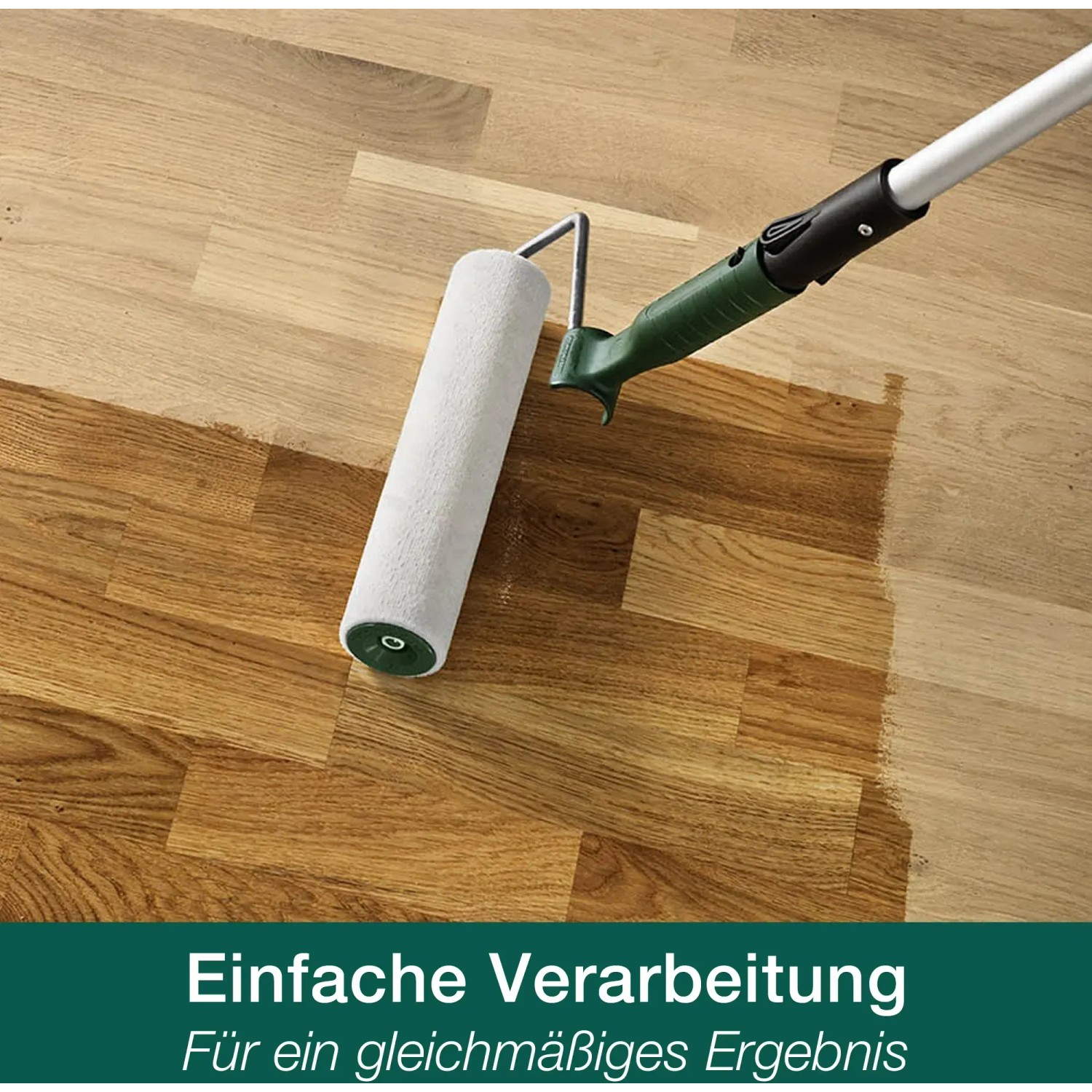 Auftragen von mattem Hartwachsöl mit Farbroller auf Holzboden. Bona Holz-Öl für Schutz und Pflege.
