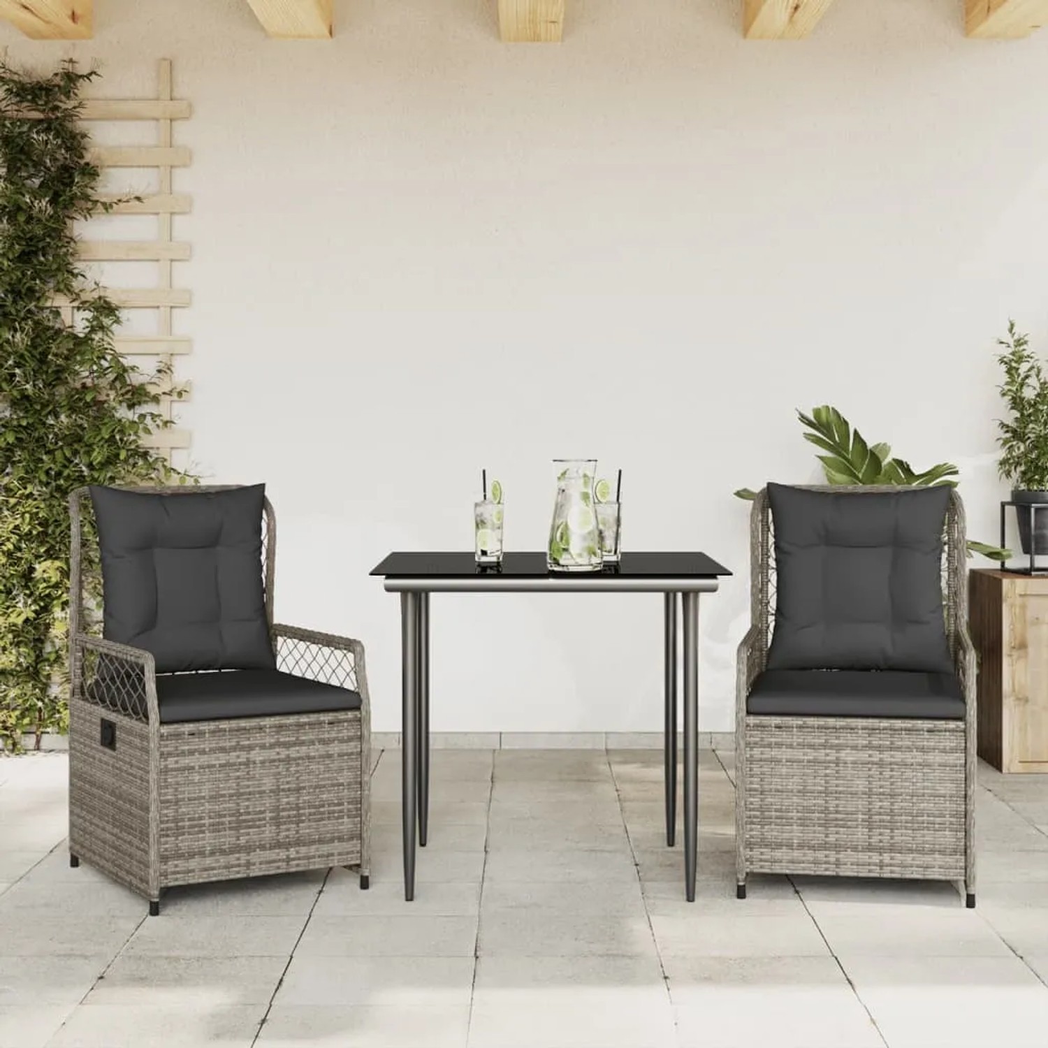 3-teilige Garten Essgruppe aus grauem Rattan mit schwarzen Kissen und Tisch mit Glasplatte.