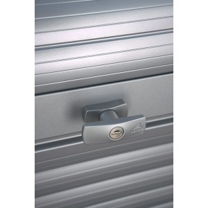 Biohort StoreMax 190 Gartenbox: Detail des Drehgriff-Zylinderschlosses am geriffelten Rollladen in Metallic-Grau.