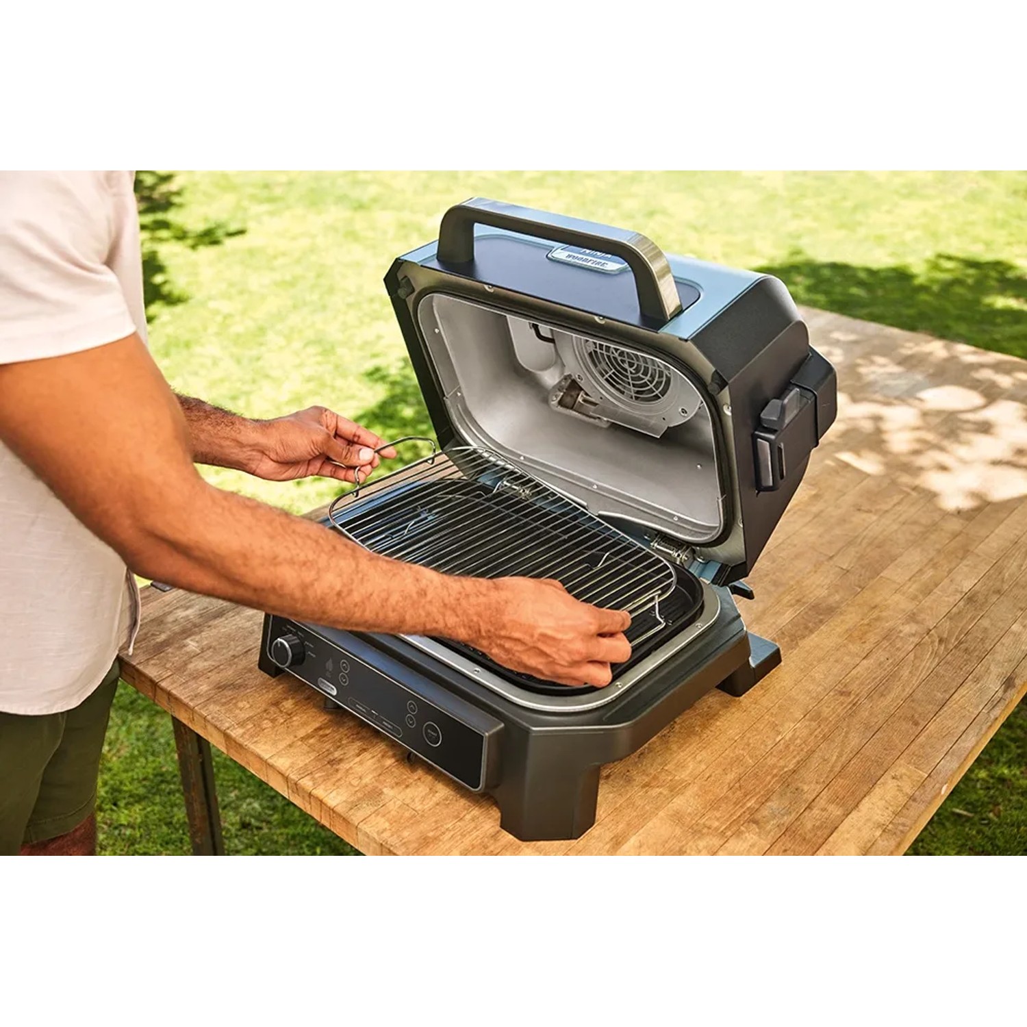 Ninja Woodfire Grill mit XL Brat- und Smokerost für größere Fleischstücke. Grillzubehör.