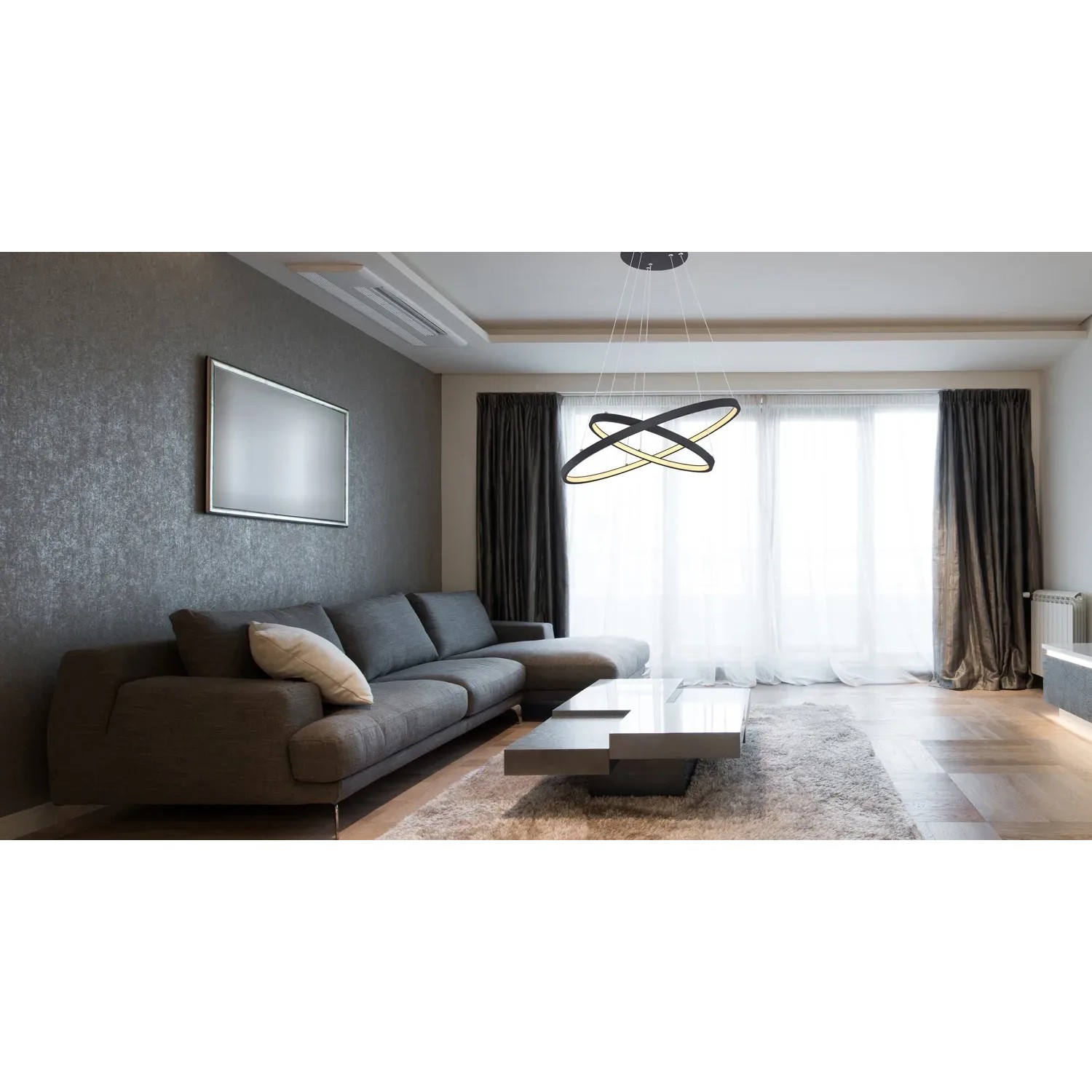 Moderne, schwarze LED-Hängeleuchte Ralph, Ø 51 cm, im Wohnraum. Design-Pendelleuchte mit zwei Ringen.