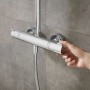 Hansgrohe Crometta E 240 Duschsystem mit Thermostat in Weiß-Chrom, Bedienung durch Hand.