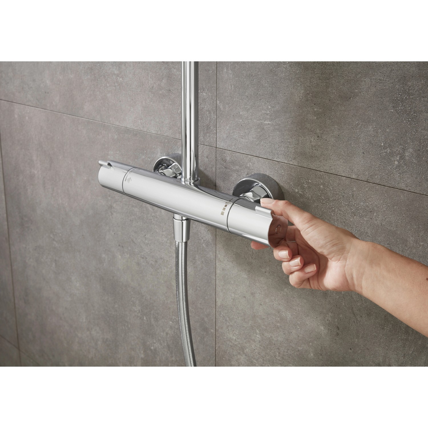 Hansgrohe Crometta E 240 Duschsystem mit Thermostat in Weiß-Chrom, Bedienung durch Hand.