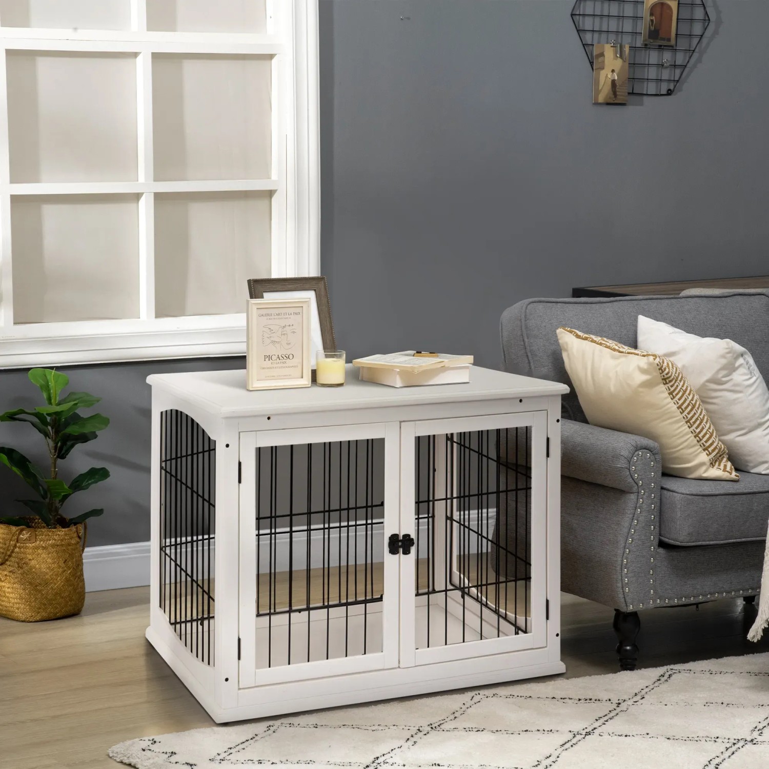 Weisse PawHut Hunde Transportbox mit 2 Türen aus Metall und Holz im Wohnzimmer.