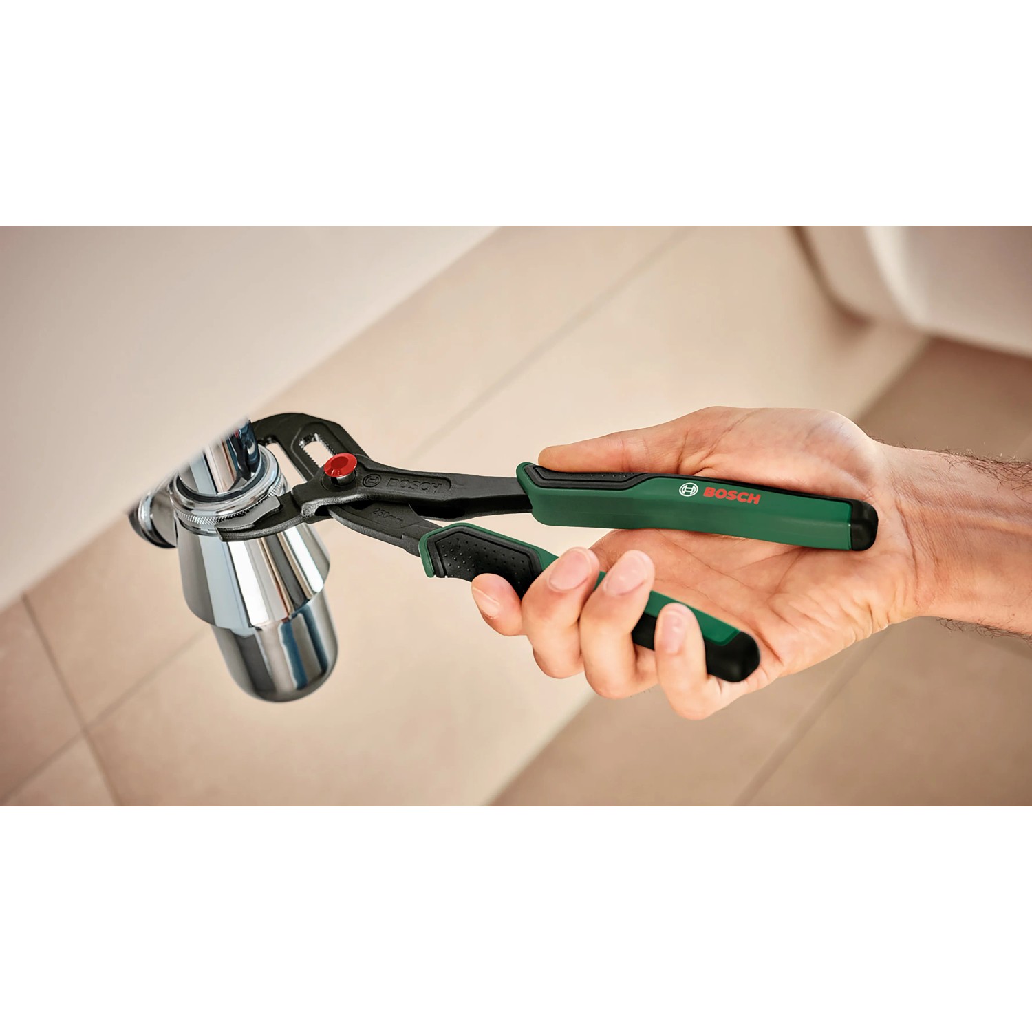 Bosch Wasserpumpenzange (250 mm) im Einsatz an einem Siphon.