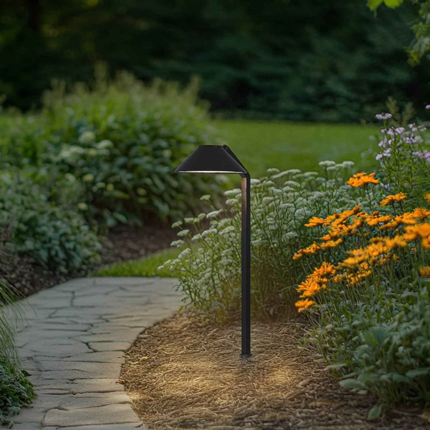 Moderne Lindby LED Außenleuchte Capelo, schwarz, aus Aluminium. Gartenstrahler für stimmungsvolle Beleuchtung.