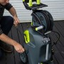 AVA Evolution P60 Hochdruckreiniger mit Schlauchtrommel und Zubehörablage im Einsatz.