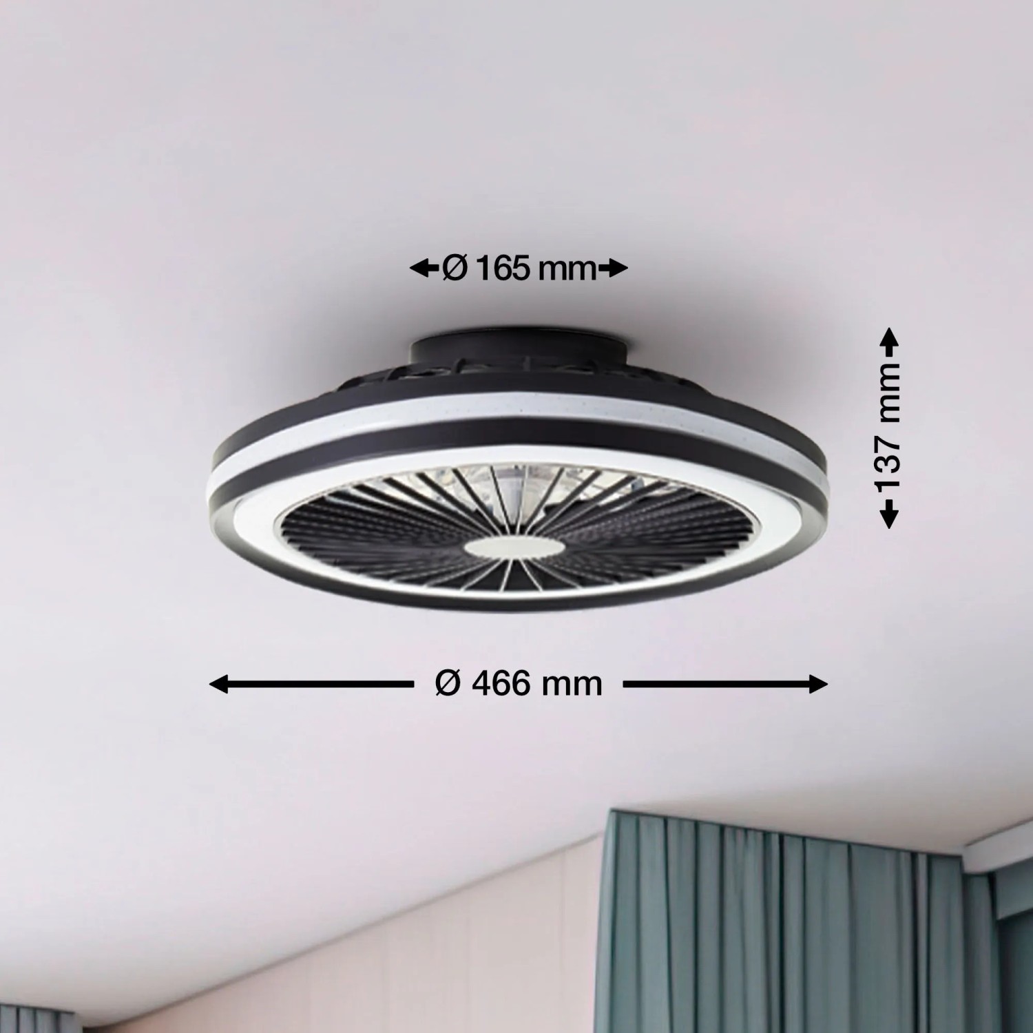Schwarze LED-Deckenleuchte Palmero mit Ventilator, Ø 46,6 cm, an der Decke montiert.