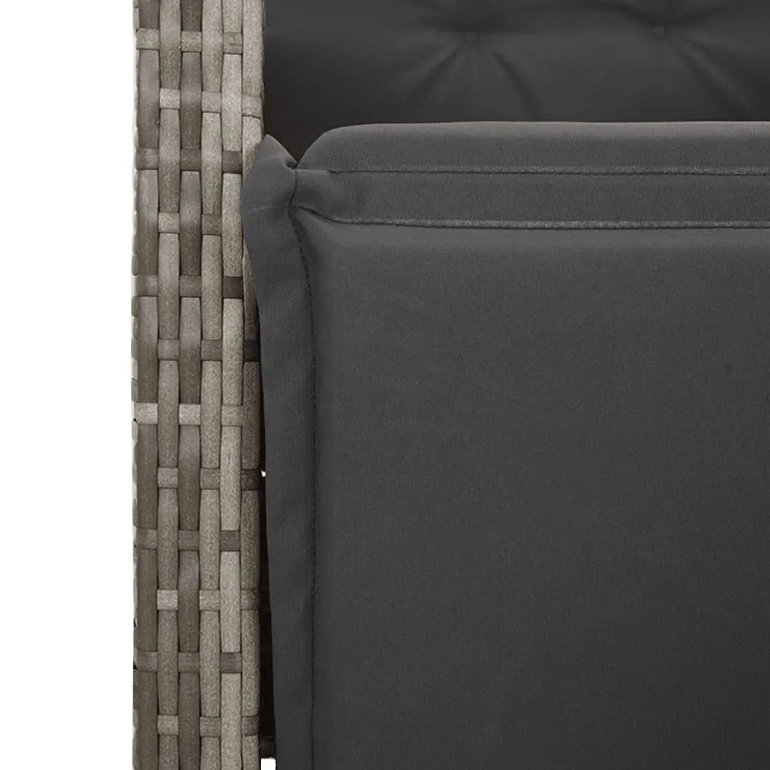 Grauer Poly Rattan Gartensessel mit dunklen Polstern. Zeigt die geflochtene Struktur und das weiche Kissen.