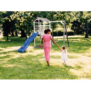 Axi Beach Tower Spielturm mit blauer Rutsche und Schaukel im Garten.