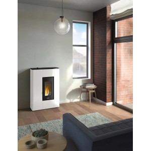 Weißer Freepoint Pelletofen Atri 4,9 kW im modernen Wohnraum mit Fenster und Lampe.