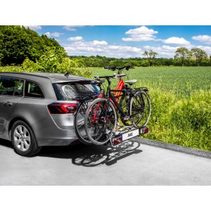 Eufab Fahrradträger Jake 11510 für zwei Fahrräder auf Anhängerkupplung montiert.