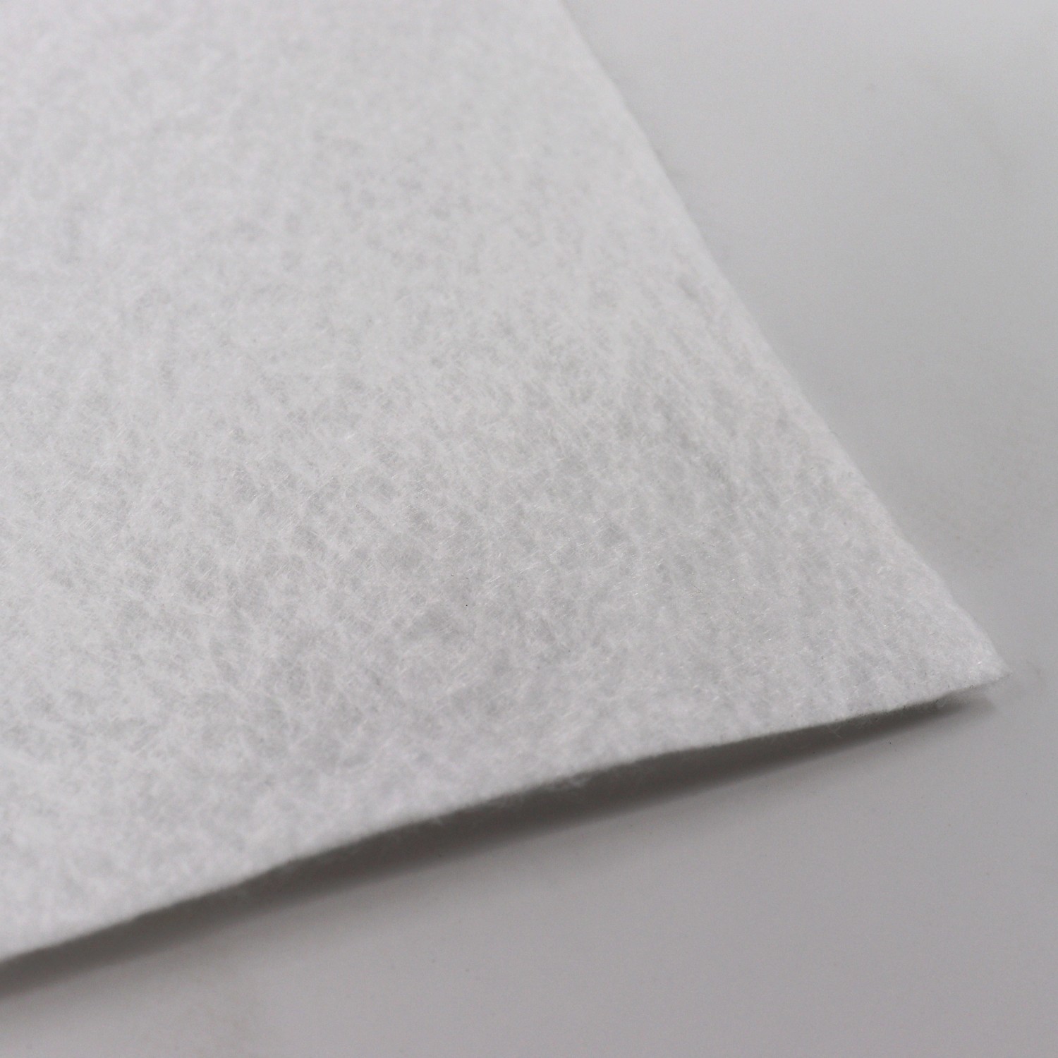 Weißes Aquagart Gartenvlies 150g, 2m breit, für Unkrautbekämpfung und Drainage im Garten.