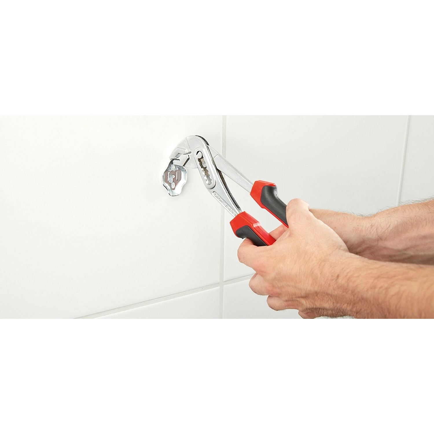 Anwendung: Spiegel mit Fischer Bad Kleber an Fliese anbringen.