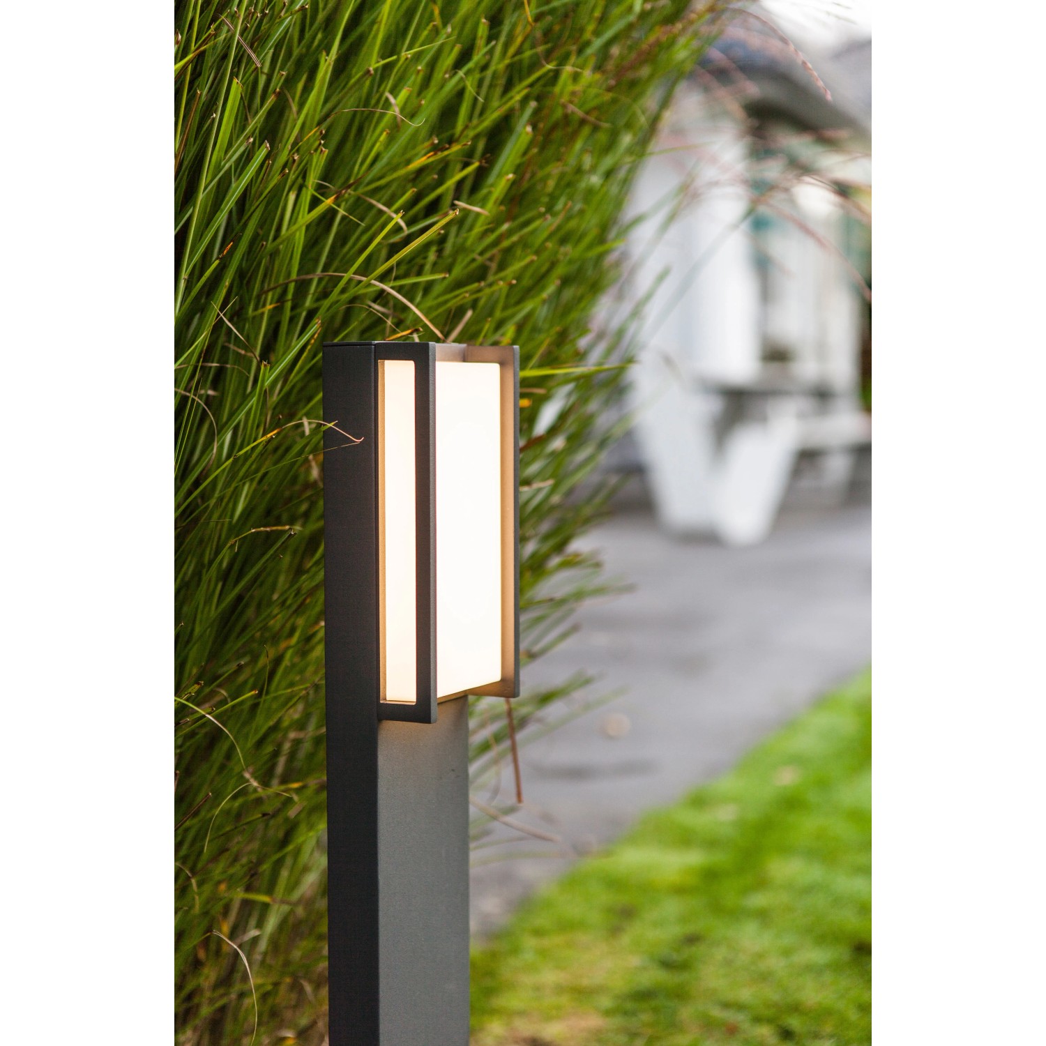 Moderne Lutec LED-Wegeleuchte Qubo, 16W, anthrazit, für Garten und Einfahrt.