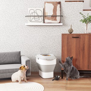 PawHut Futterbehälter, 25L, zusammenklappbar, mit Messbecher, Katze und Hund im Wohnzimmer.