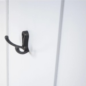 Detailaufnahme: Weiße MCW Wandgarderobe mit Metallhaken.