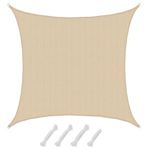 Beiges, viereckiges AMANKA Sonnensegel (6x6m) aus wasserdurchlässigem HDPE-Gewebe mit Befestigungsseilen.