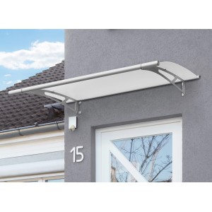 Modernes Pultvordach aus Edelstahl und satiniertem, weißen Acrylglas über einer Haustür.