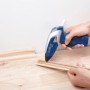 Anwendung: Steinel Heißklebepistole mit Ultra Power Klebesticks zum Verkleben von Holzleisten.