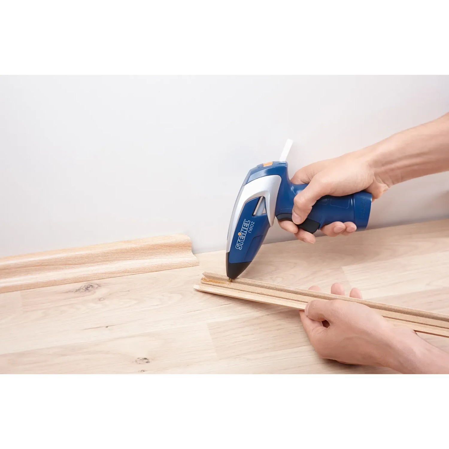 Anwendung: Steinel Heißklebepistole mit Ultra Power Klebesticks zum Verkleben von Holzleisten.