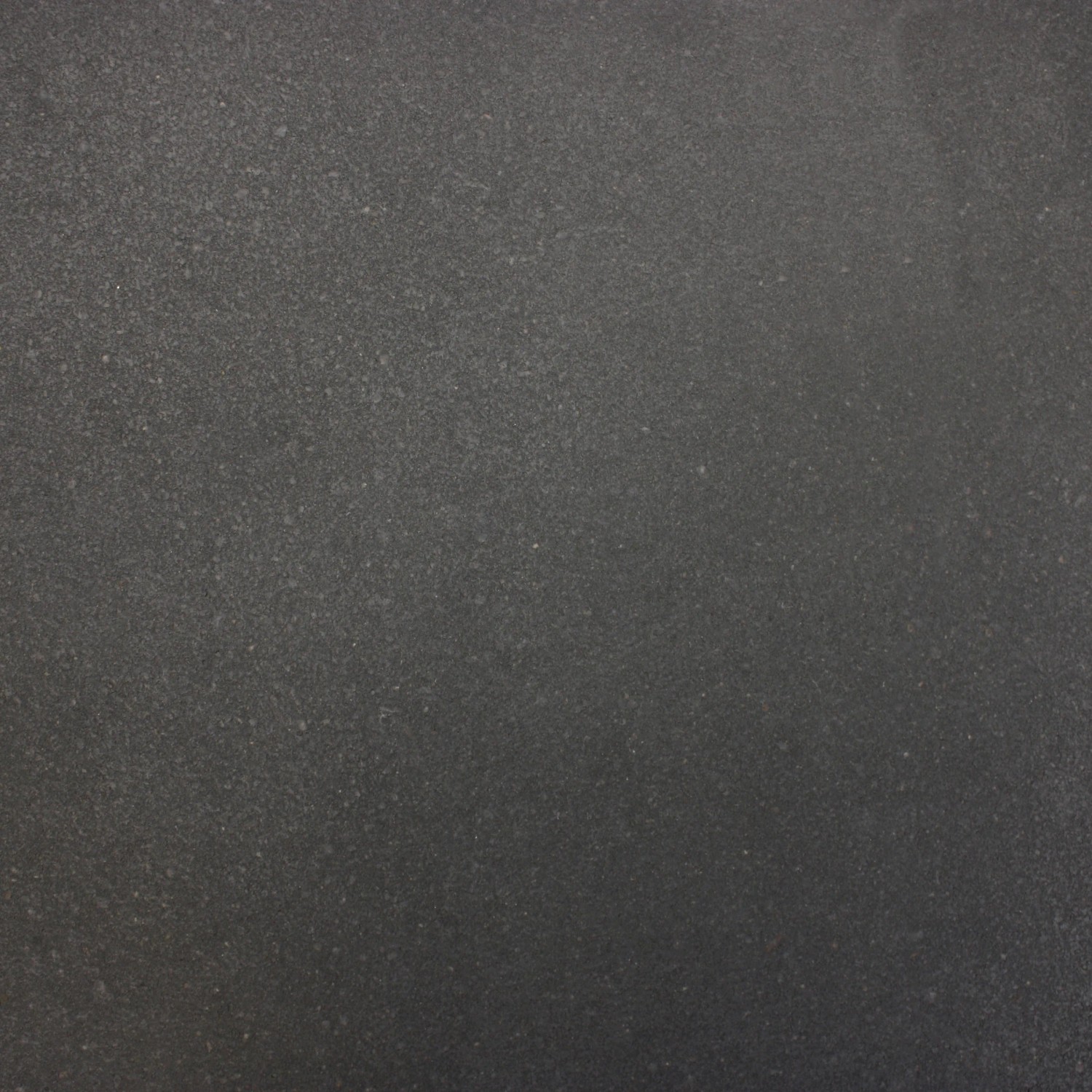 Anthrazitfarbene EHL Mauerabdeckplatte, 50x25x4 cm, für Mauersysteme.