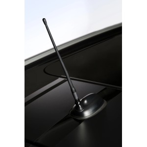 Schwarze OBI Gummi Antenne auf einem Autodach. Flexibel und hohe Empfangsleistung.