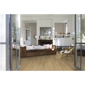 Wohnraum mit Gerflor Vinylboden Eiche Laly 2 mm zum Kleben in heller Holzoptik.