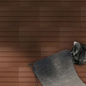 Verlegte, hellbraune KARAT WPC Klickfliese Royal (30x60 cm) in Holzoptik auf Terrasse mit Stuhl.