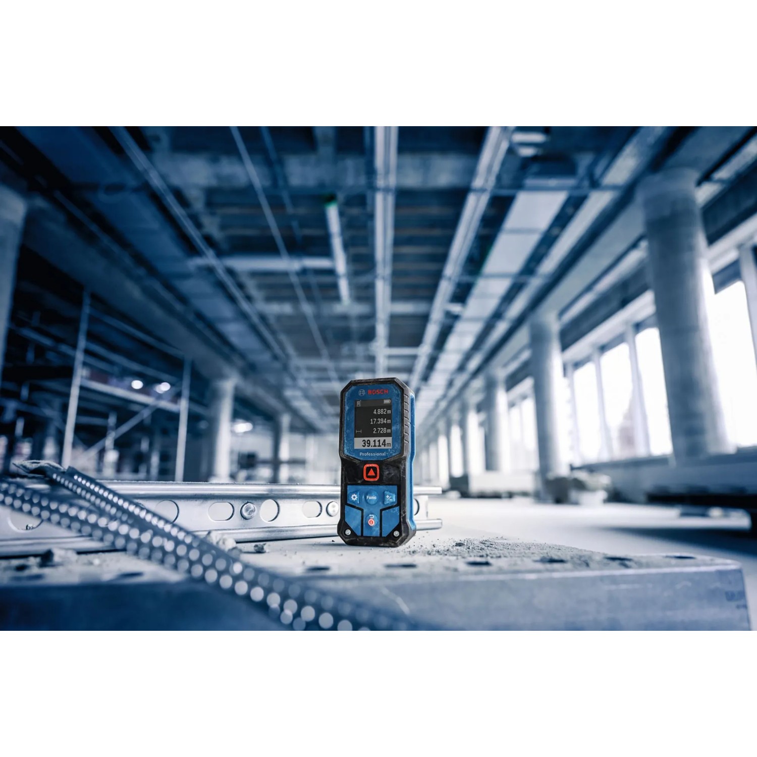 Bosch Professional GLM 40-31 Laser-Entfernungsmesser für präzise Messungen auf Baustellen.